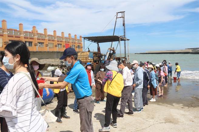 眾人接力放流鱼苗。（苗栗县政府提供／李京升苗栗传真）