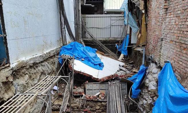 台中市西屯区长安路二段巷弄内一处老旧民宅正在拆除改建，不料隔壁砖造平房的整面墙壁下午突然倒塌，直接重压在施工的工人身上，送医抢救仍伤重不治。（警方提供／谢琼云台中传真）