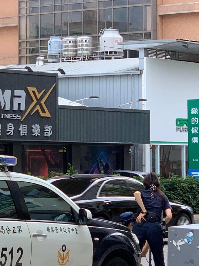 网友PO出女警执勤时的照片。(图/截自脸书爆废公社二馆)