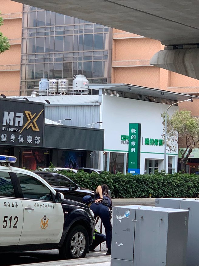 女警弯腰架设机器，超性感姿势吸引眾人目光。(图/截自脸书爆废公社二馆)