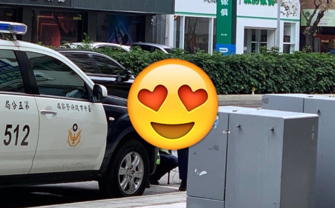 女警弯腰抓违规，超撩人姿势曝光让眾人嗨爆。(图/截自脸书爆废公社二馆)