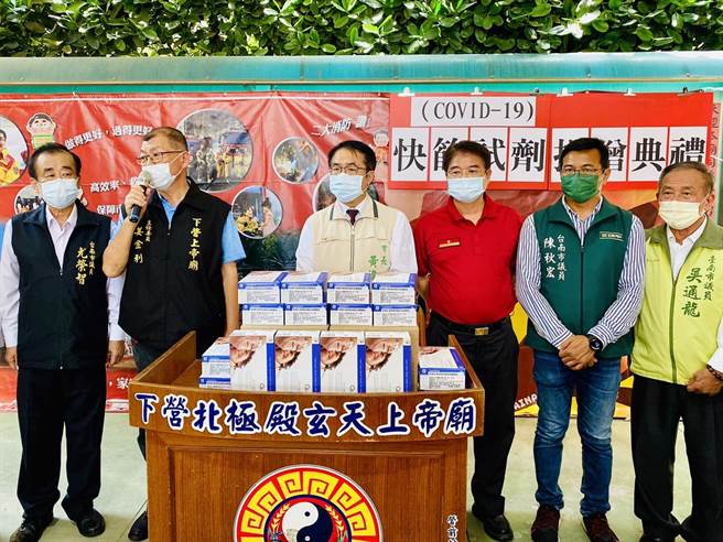 下營上帝廟主委姜金利（左二）說，消防人員為第一線防疫人員，疫情嚴峻，消防人員自身防疫也是重中之重。（南市消防局第二大隊提供／張毓翎台南傳真）