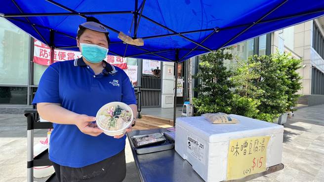 台南市新營區中山路圓環的「極鮮火鍋」店，疫情期間特別賣「防疫便當」。（張毓翎攝）