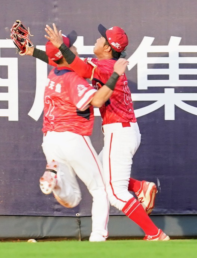 味全龍洪瑋漢（右）、郭天信守備時撞在一起。（味全龍提供）