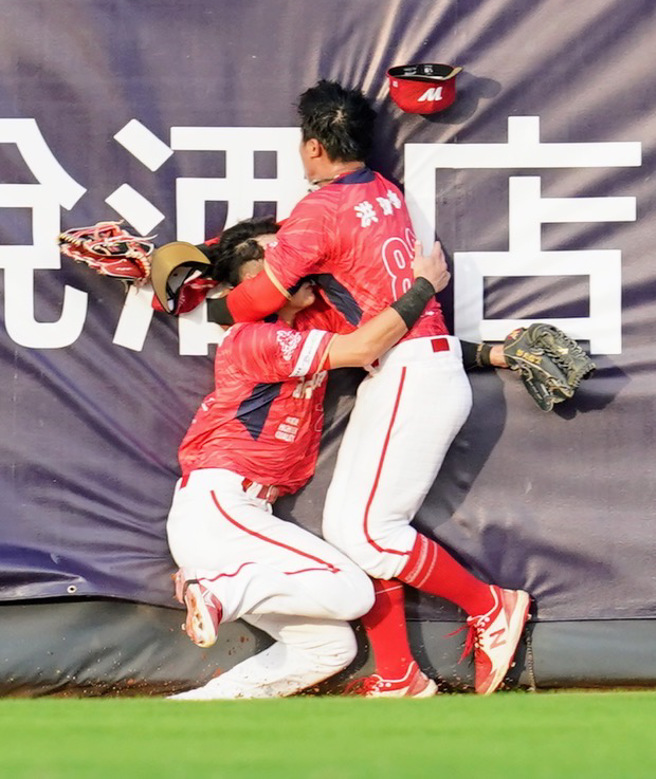 味全龍洪瑋漢（右）、郭天信守備時相撞。（味全龍提供）