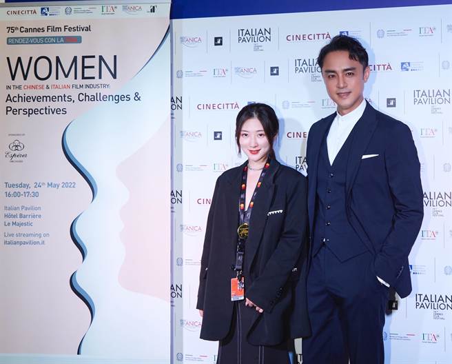 明道（右）与获得短片金棕榈奖的导演陈剑莹合影。（恒星影业提供）