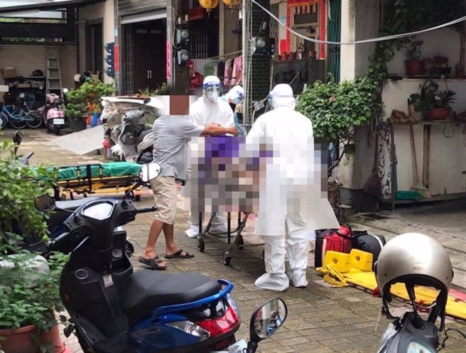 54岁许男照顾瘫痪的79岁张姓母亲20余年，26日母子俩确诊，许男疑因压力过大加上睡不好，隔日把母亲从2楼推下，接着自己也往下跳，结果母亲送医不治，许男则脚受伤、生命无碍。（警方提供／谢佳潾屏东传真）
