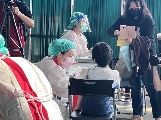 基隆火车站南站广场加开BNT儿童疫苗施打站，总计944名儿童完成接种。（陈彩玲摄）