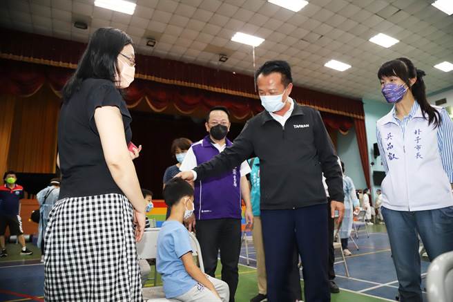 嘉義縣長翁章梁（右二）、朴子市長吳品叡（右一）今天到朴子大同國小關心兒童BNT疫苗施打情形。（嘉義縣政府提供／張亦惠嘉縣傳真）