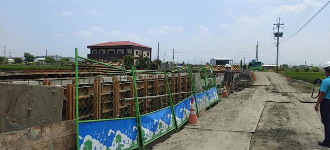 「彰化市山寮排水改善工程」第三期，採混擬土「三面光」垂直護岸，造成生態浩劫，彰化縣政府已緊急要求暫停施工。（彰化縣環保聯盟提供／吳敏菁彰化傳真）