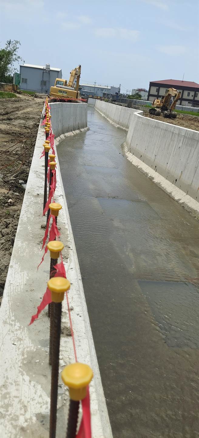 「彰化市山寮排水改善工程」第三期，採混擬土「三面光」垂直護岸，造成生態浩劫，彰化縣政府已緊急要求暫停施工。（彰化縣環保聯盟提供／吳敏菁彰化傳真）