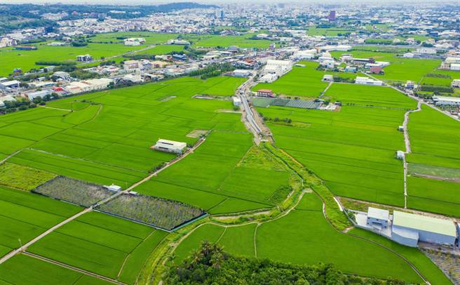 「彰化市山寮排水改善工程」第三期，採混擬土「三面光」垂直護岸，造成生態浩劫，彰化縣政府已緊急要求暫停施工。（簡毓群提供／吳敏菁彰化傳真 ）