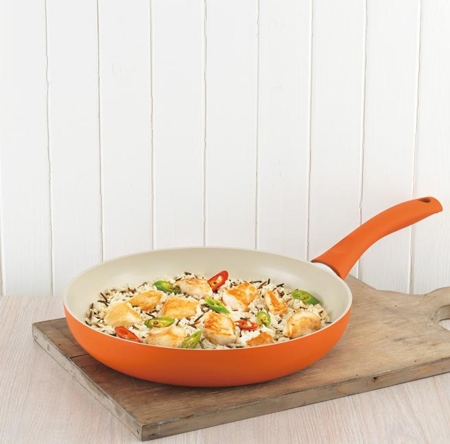 SOGO台北忠孝馆KUHN RIKON轻盈易洗不沾锅24cm，原价5280元，全面3折。（SOGO提供）