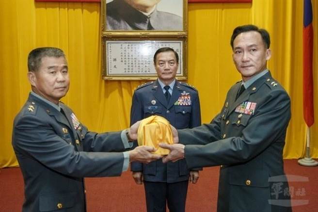 陆军后勤部指挥官杨基荣（右）内定接任国防部总督察长。（资料照／军闻社提供）