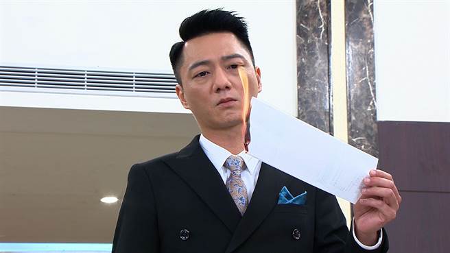 蓝苇华为了接班集团，把弟弟的亲子鑑定书烧毁。（民视提供）