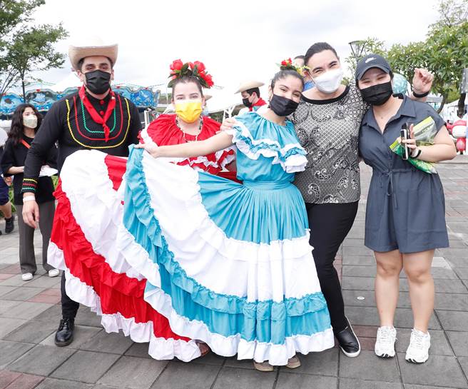 宏都拉斯驻台大使宝蒂丝妲(右二)出席闭幕式，开心与身穿宏国传统服装的来台留学生合影。(陈怡诚摄)