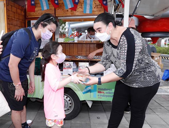 宏都拉斯驻台大使宝蒂丝妲(右)出席闭幕式，赠送宏国纪念品与国民经典美食-安吉拉达饼给与会小朋友。(陈怡诚摄)