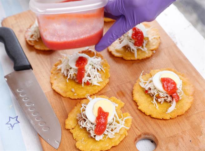 宏都拉斯国民经典美食-安吉拉达饼。(陈怡诚摄)