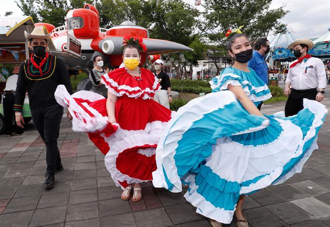 身穿宏都拉斯传统服装的来台留学生表演该国传统舞蹈。(陈怡诚摄)