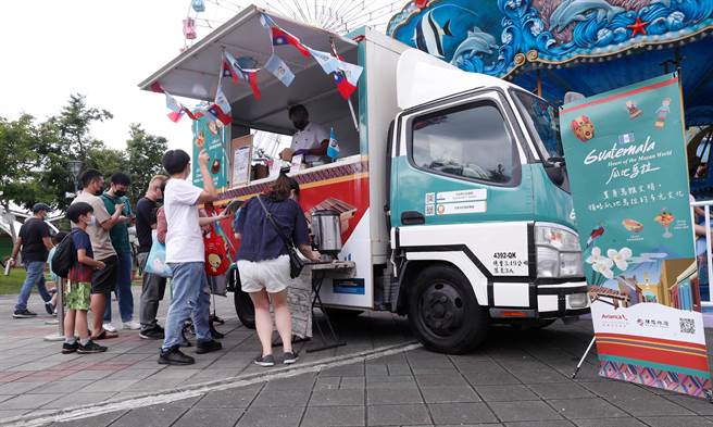 民眾在瓜地马拉胖卡前排队，品嚐该国国民经典美食–柠檬茄汁渍鲜虾。(陈怡诚摄)