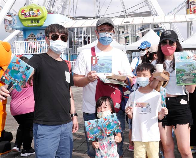 前来参加活动的民眾享用中南美洲友邦传统美食，并开心地展示友邦的DM。(陈怡诚摄)