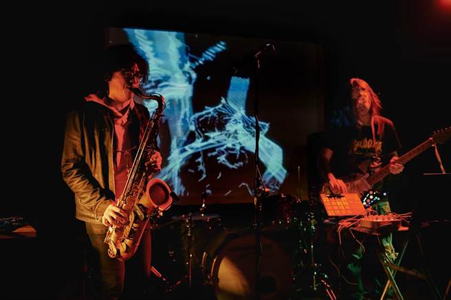 在科技的助力下，音乐家可以突破疫情限制，异地共演，今晚来自台湾的音乐团队「非／密闭空间将和荷兰音乐家马克．阿班．若兹（Mark Alban Lotz）即兴演出，在台北101五楼双融域登场。（尼可乐表演艺术提供）