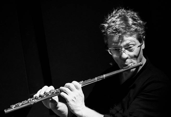 荷兰音乐家马克．阿班．若兹（Mark Alban Lotz）和台湾音乐家合作演出。（尼可乐表演艺术提供）