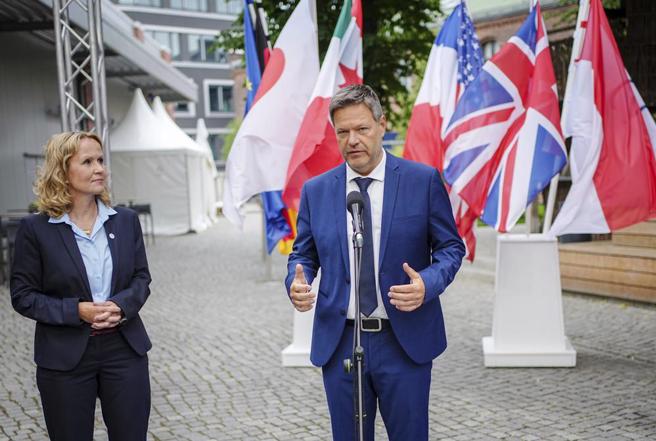 德國副總理兼V經濟和氣候保護部長 哈貝爾，以及自然保護、核安全和消費者保護部長蘭姆克。(圖/美聯社)