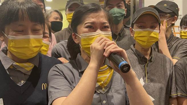 基隆麦当劳爱三路门市经理余育华带领员工齐聚谢幕，致词时数度哽咽落泪。（陈彩玲摄）