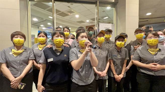 基隆麦当劳爱三路门市经理余育华带领员工齐聚谢幕。（陈彩玲摄）