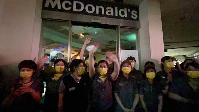 基隆麦当劳爱三路门市经理余育华带领员工齐聚谢幕。（陈彩玲摄）