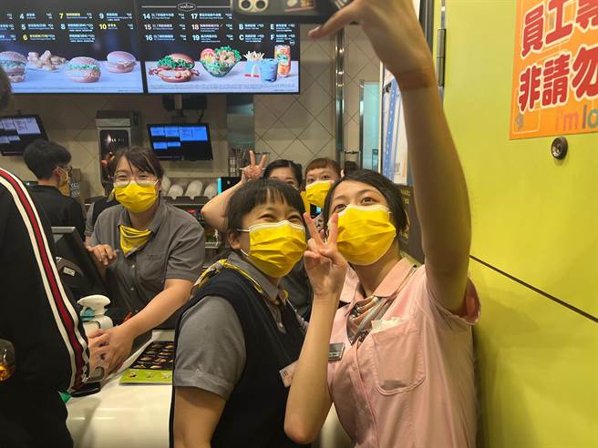 基隆麦当劳爱三路门市员工拍照留念。（陈彩玲摄）