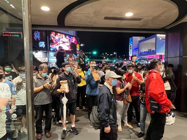 基隆麦当劳爱三路门市熄灯，许多民眾不舍前来拍照留念。（陈彩玲摄）