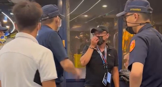 中信兄弟與味全龍的比賽中，有球迷高喊「不要打假球」。（中職提供）