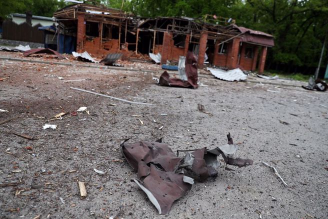 烏克蘭哈爾科夫住宅區被俄軍炮擊。（圖/路透）