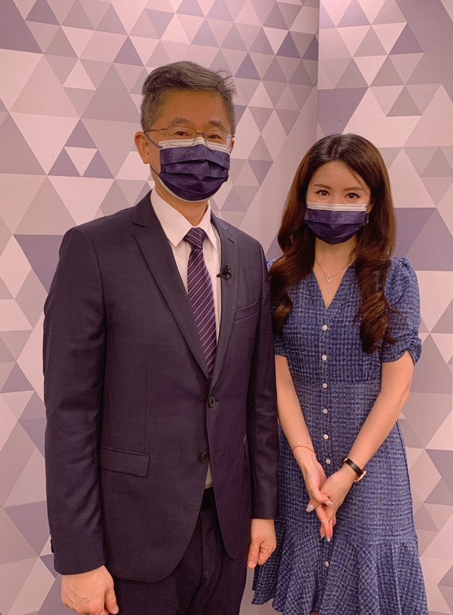 台灣運彩總經理林博泰(左)上時來運轉節目，與主持人尉遲佩玉(右)談運彩眉角。(林勝發攝)