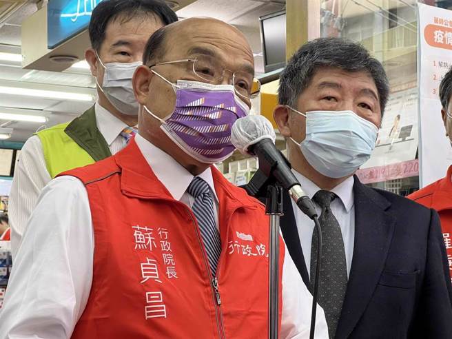 藝人郭彥均在臉書感嘆染疫孩童，卻遭行政院長蘇貞昌（左）下令查辦。（資料照）