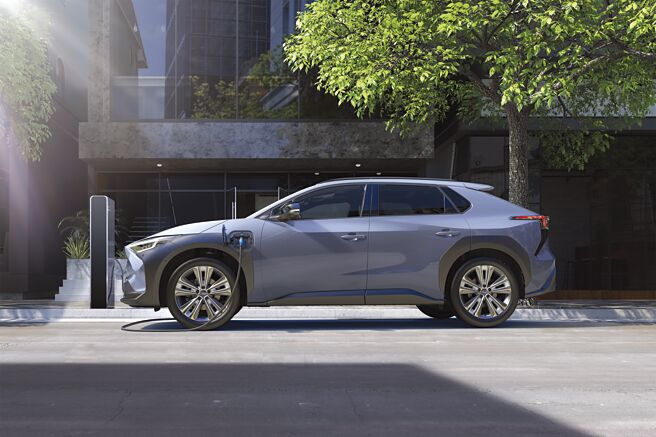 電動車迷期待已久的SUBARU首款BEV（Battery Electric Vehicle）純電休旅車SOLTERRA，以179.8萬元起展開預售。圖／業者提供