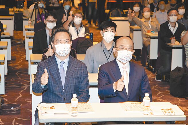 行政院长苏贞昌（前右）、行政院发言人罗秉成（前左）28日上午在台北国际会议中心出席2021-2022全国文化会议开幕典礼，和现场与会的专家学者等合影。（中央社）