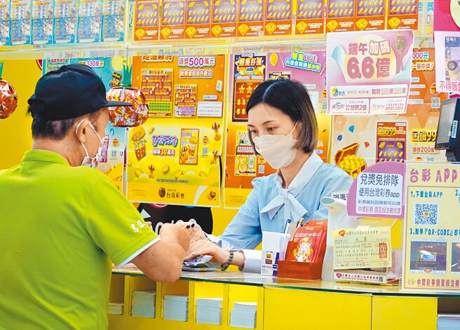 公益彩券第4届发行期到2023年12月31日截止，财政部公告徵求第5届发行机构31日开跑，不少银行跃跃欲试，图为民眾购买彩券的情形。（姚志平摄）