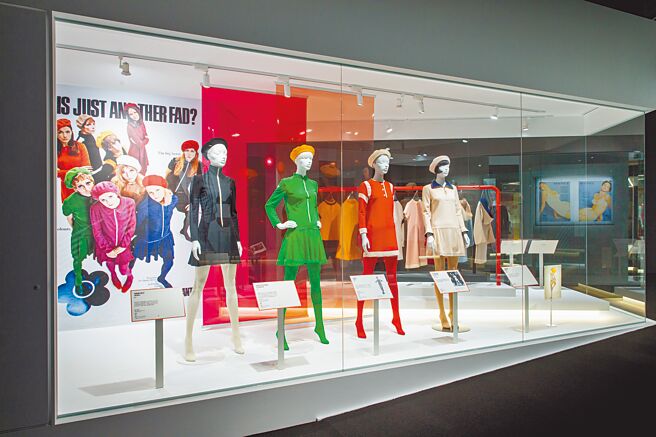 色彩繽紛的針織洋裝、褲襪，是瑪莉官的代表元素之一。（北美館提供）