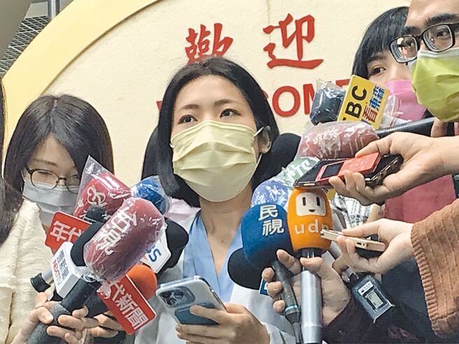 台北市議員徐巧芯「紅線違停」爭議延燒，警方27日晚間公布密錄器畫面後，緊咬此案的媒體人周玉蔻質疑影片是選擇性公布，要徐滾出政壇，徹底惹毛徐巧芯。她先在臉書發文「嗆賭」，若影片有剪輯、遺漏將退出政壇，反之周則須退出媒體圈和螢光幕，還加碼爆料對方施壓警政高層、傳訊騷擾市府公務員。（黃婉婷攝）