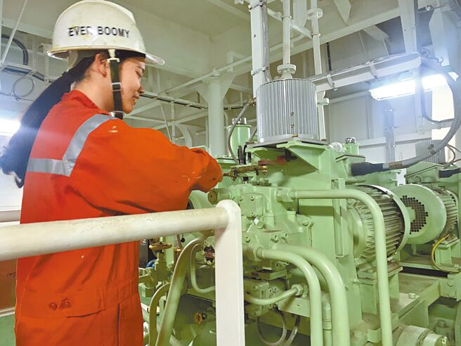 去年通过航海人员测验的魏芯莲认为，在商船工作不仅只是一个高薪的职业，也是对自我的挑战。（航港局提供／陈佑诚传真）