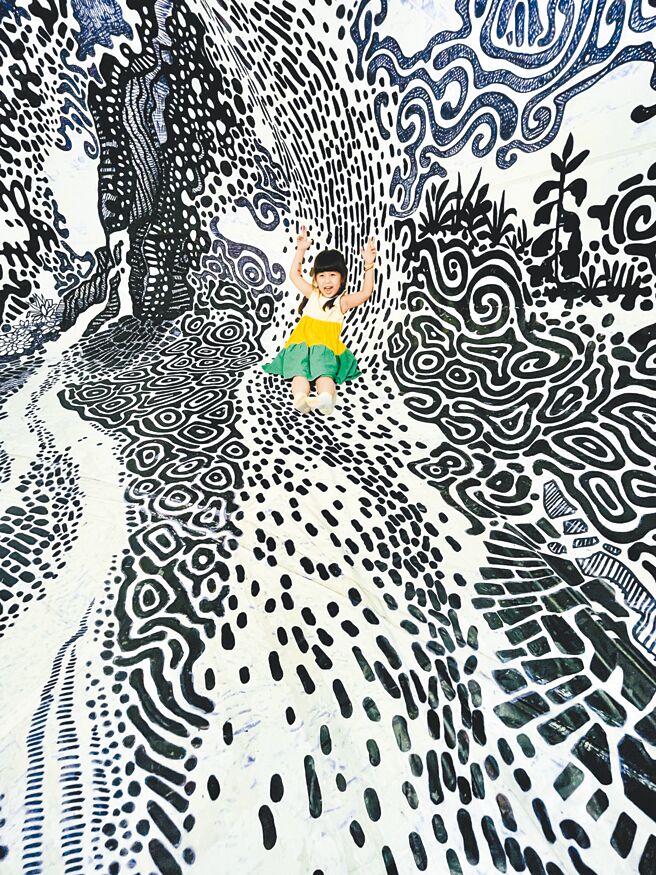 日裔巴西籍艺术家Oscar Oiwa（大岩奥斯卡）于屏东车城看海美术馆带来的作品《眠梦》，罕见360度沉浸式绘画展览，展现十足魔幻张力。（屏东县政府提供／林和生屏东传真）