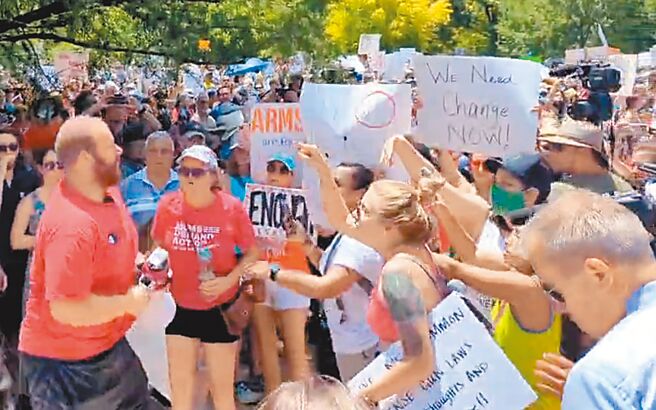 美國德州小學發生校園大屠殺後，全美最大擁槍遊說團體「全國步槍協會」（NRA）27日在休士頓舉行年會，場外支持與反對管制槍枝的兩派團體爆發爭執。（摘自推特）