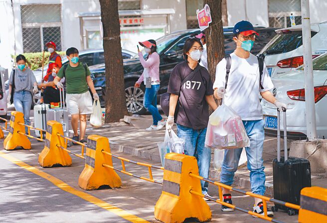 北京市朝阳区某社区近5000名集中隔离居民，28日陆续返家。（新华社）