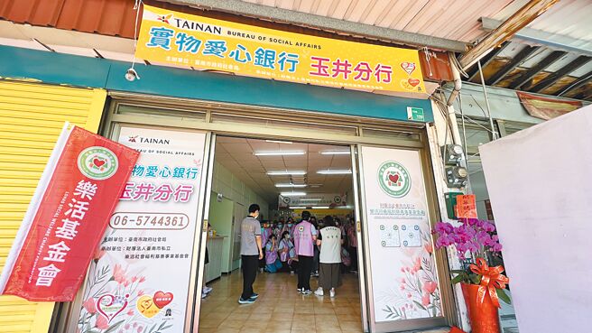 近期疫情升温，不少弱势家庭收入减少，台南实物爱心银行申请案数，较去年同期增加近3成，市府社会局鼓励民眾捐赠物资。（张毓翎摄）