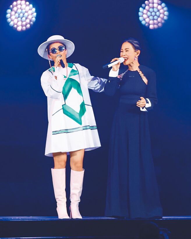 彭佳慧（右）昨与坏特?te合作经典曲〈旧梦〉。（罗永铭摄）