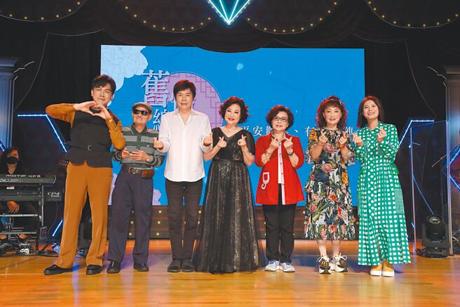 许志豪（左起）、李炳辉、洪荣宏、文香、纪露霞、西卿、朱海君，昨在台北中山堂齐聚开唱。（新视纪整合行销提供）