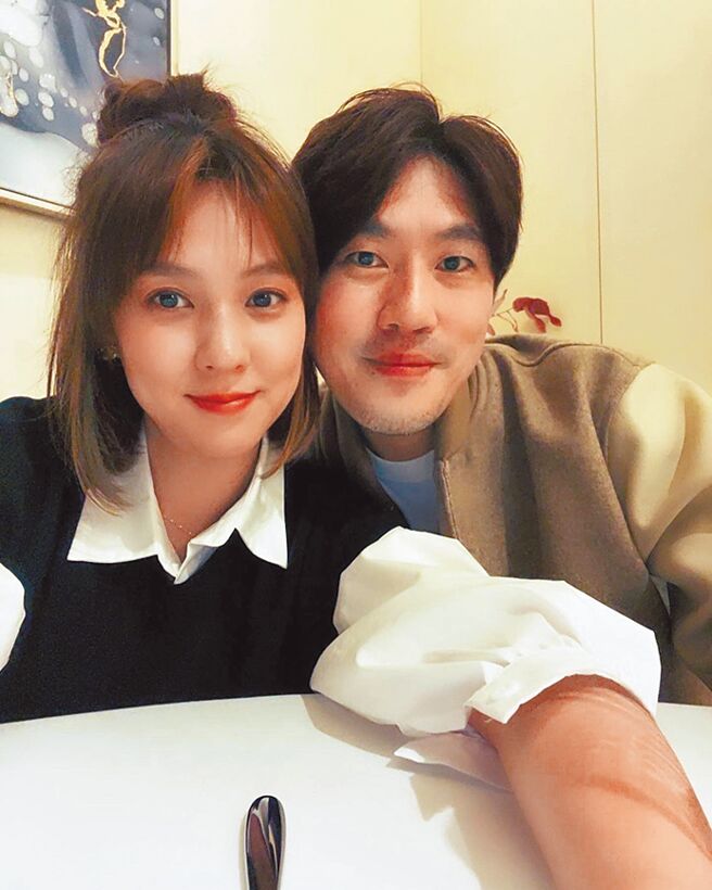 朱芯仪（左）罹癌以来，卫斯理深情守护，令人动容。（摘自脸书）